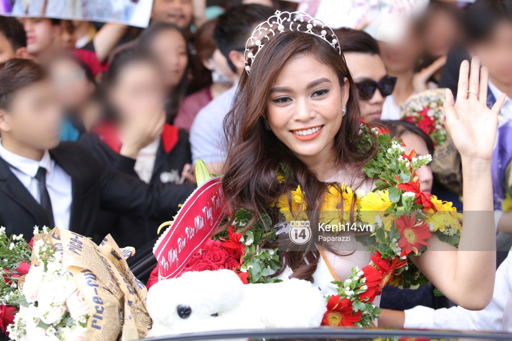 Top 3 Hoa hậu Hoàn vũ Việt Nam rạng rỡ xuất hiện, gây náo loạn sân bay Tân Sơn Nhất